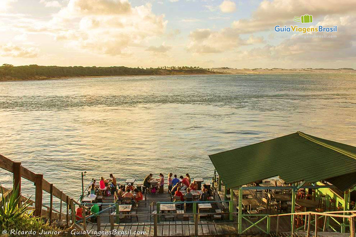 Imagem de restaurante na beira da Lagoa em Tibau do Sul.