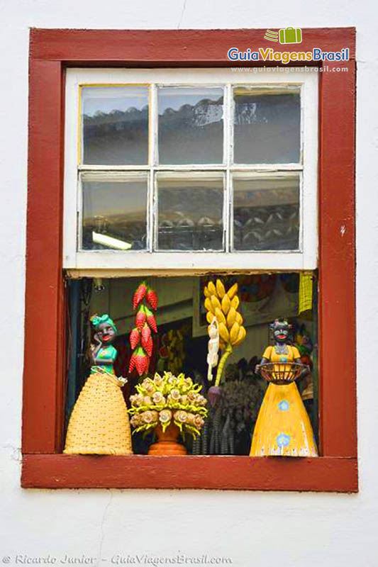 Imagem da janela de um comércio com decoração.