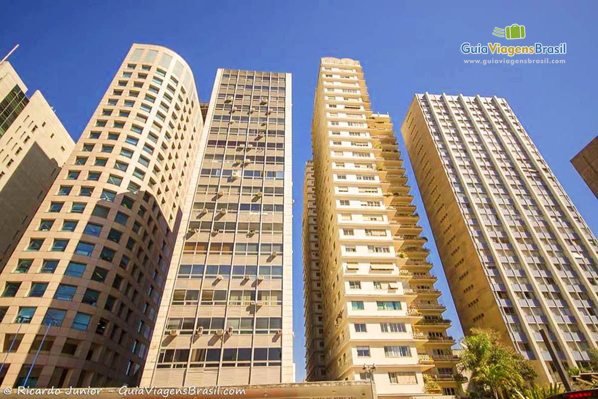 Imagem dos altos prédios da Av. Paulista, São Paulo. 