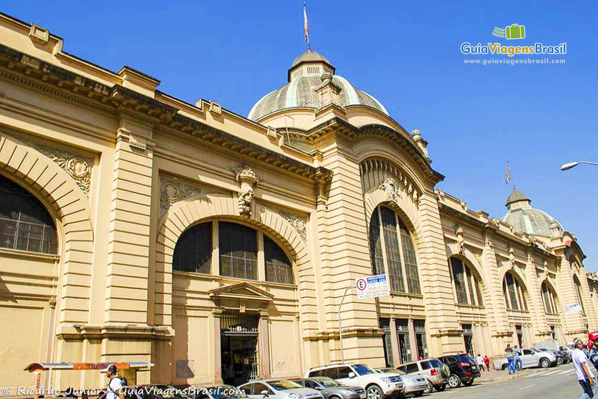 Imagem de entrada do Mercado Municipal de São Paulo, famoso pela sua arquitetura e suas comidas, em São Paulo.