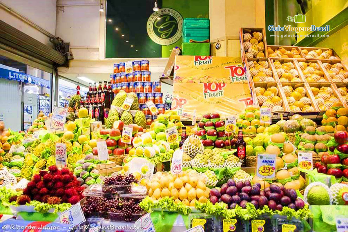 Imagem da frutas  e verduras oferecido em uma das lojas no Mercado Municipal de São Paulo.