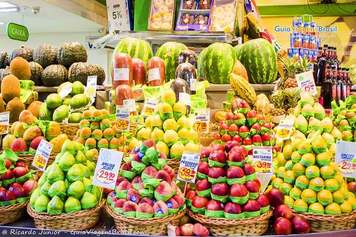 Imagem das frutas coloridas e deliciosas vendidas no Mercadão Municipal, em São Paulo.