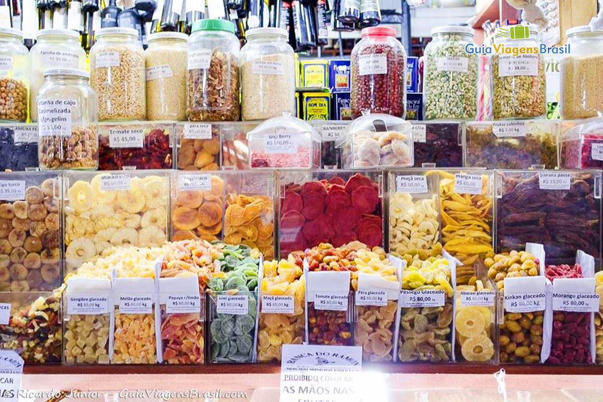 Imagem de variedades de frutas cristalizadas que as lojas oferecem aos seus consumidores.