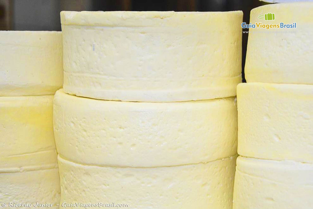 Imagem aproximada do puro queijo minas, no mercado.