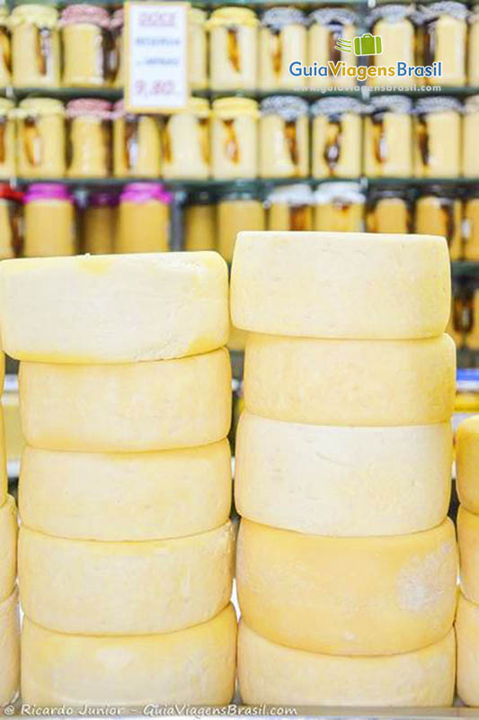 Imagem de queijo minas e ao fundo doce de leite, combinação ideal.