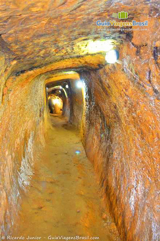 Imagem de corredor da mina iluminado para visitação.