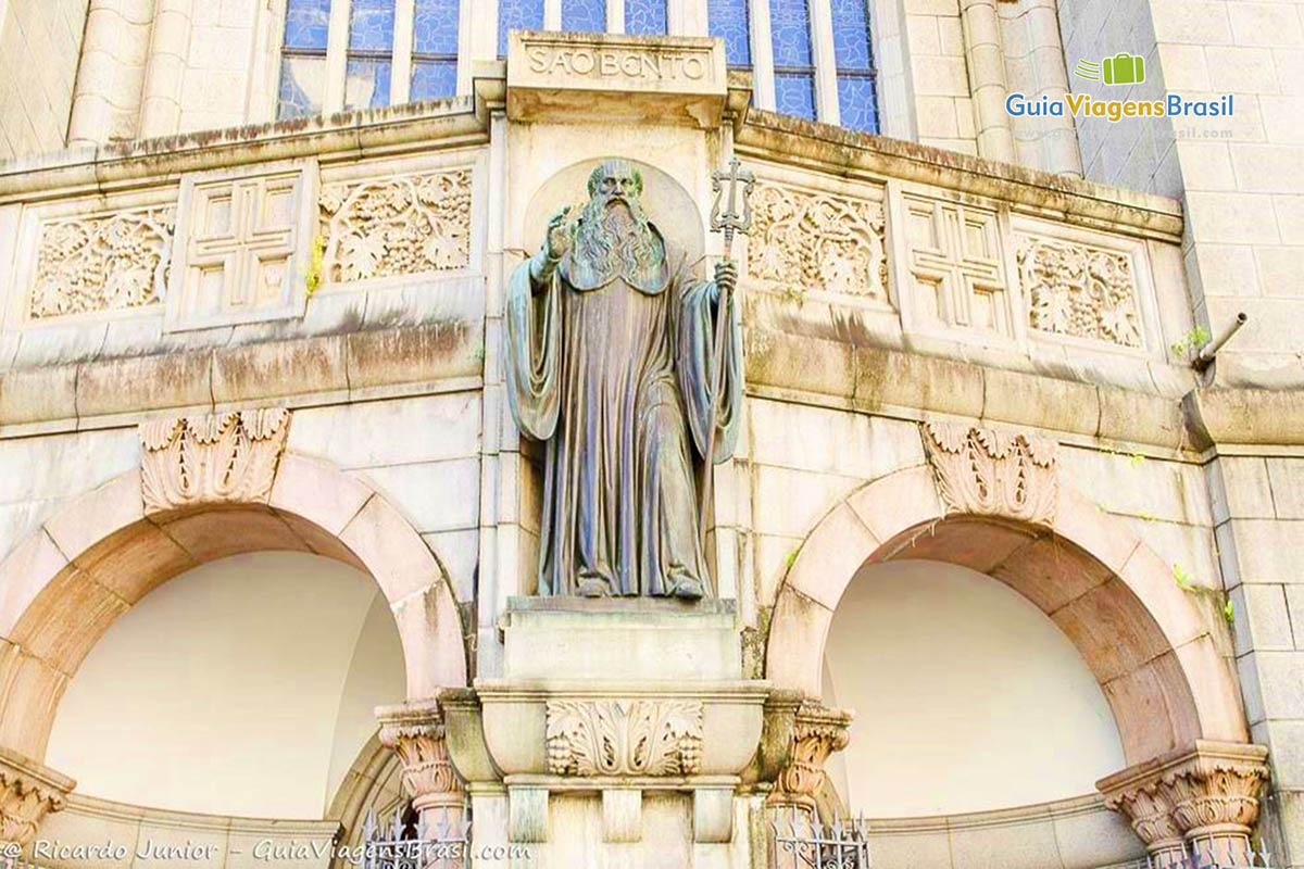 Imagem do detalhes da faixada do Mosteiro de São Bento, em São Paulo.