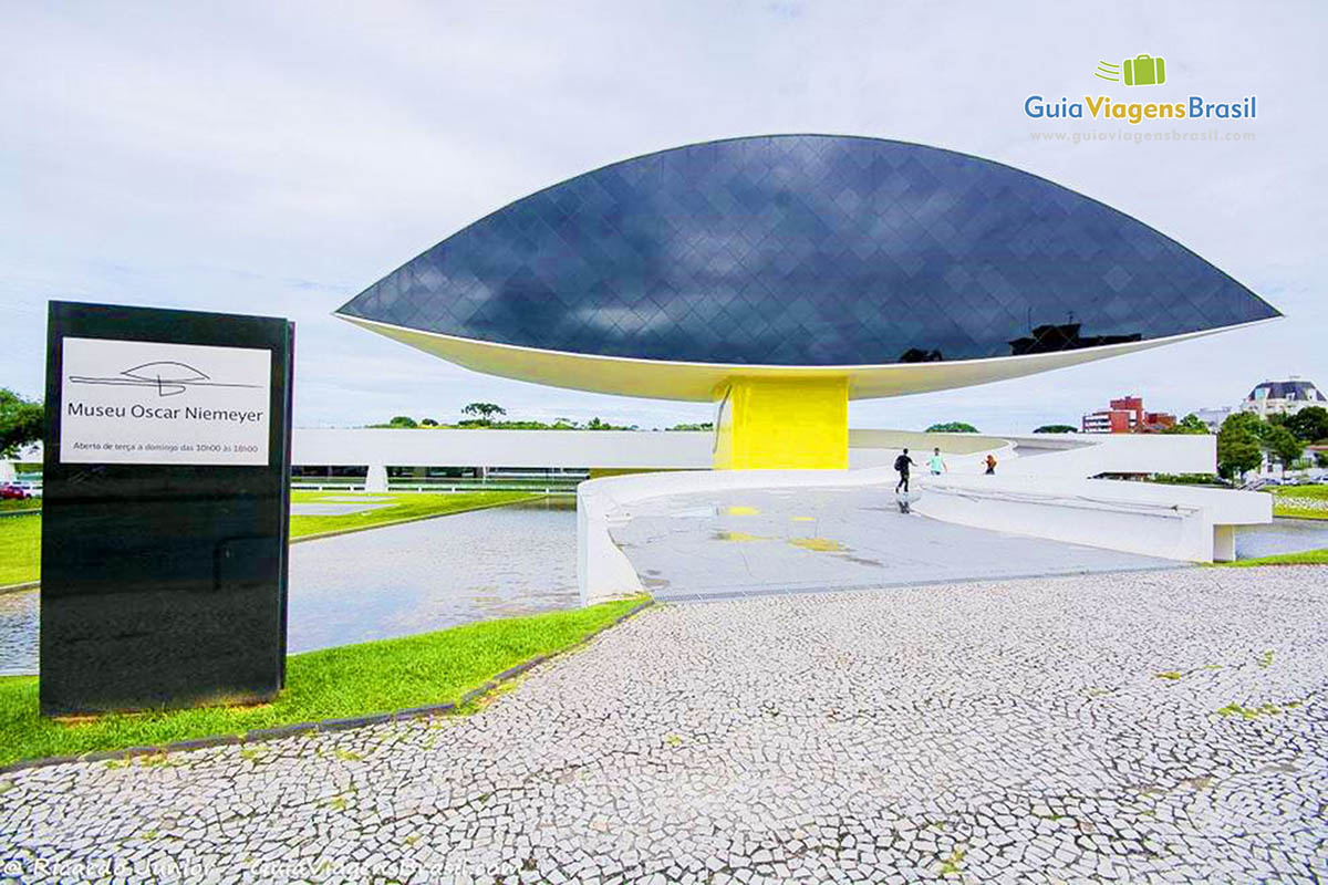 Imagem do Museu do Niemeyer, mais uma grande obra do nosso arquiteto.