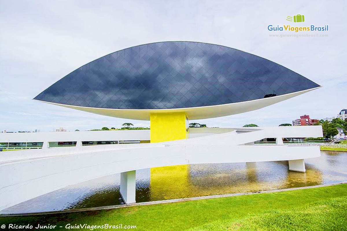 Imagem da faixada do Museu Niemeyer, em Curitiba.