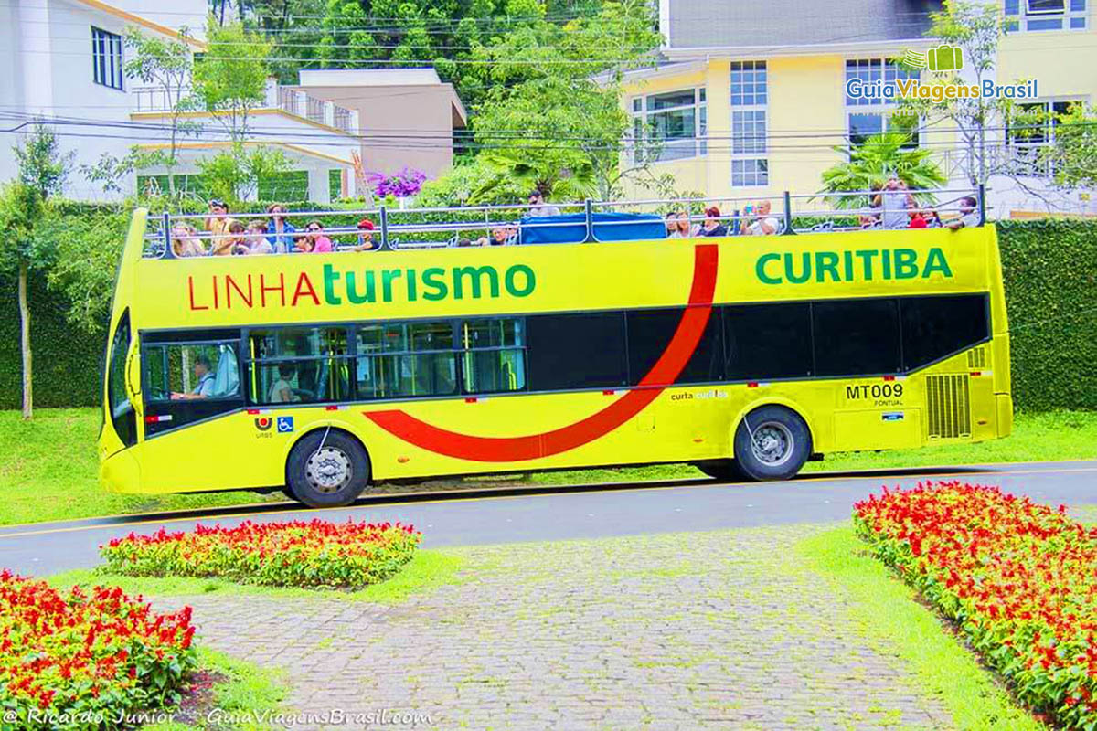Imagem do ônibus turístico que circula pela cidade mostrando seus pontos turísticos, em Curitiba, PR.