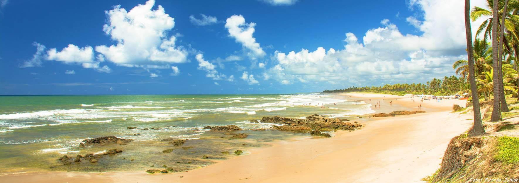 COSTA DO SAUÍPE é privilegiada com praias de mar esverdeado contornada por dunas e coqueiros