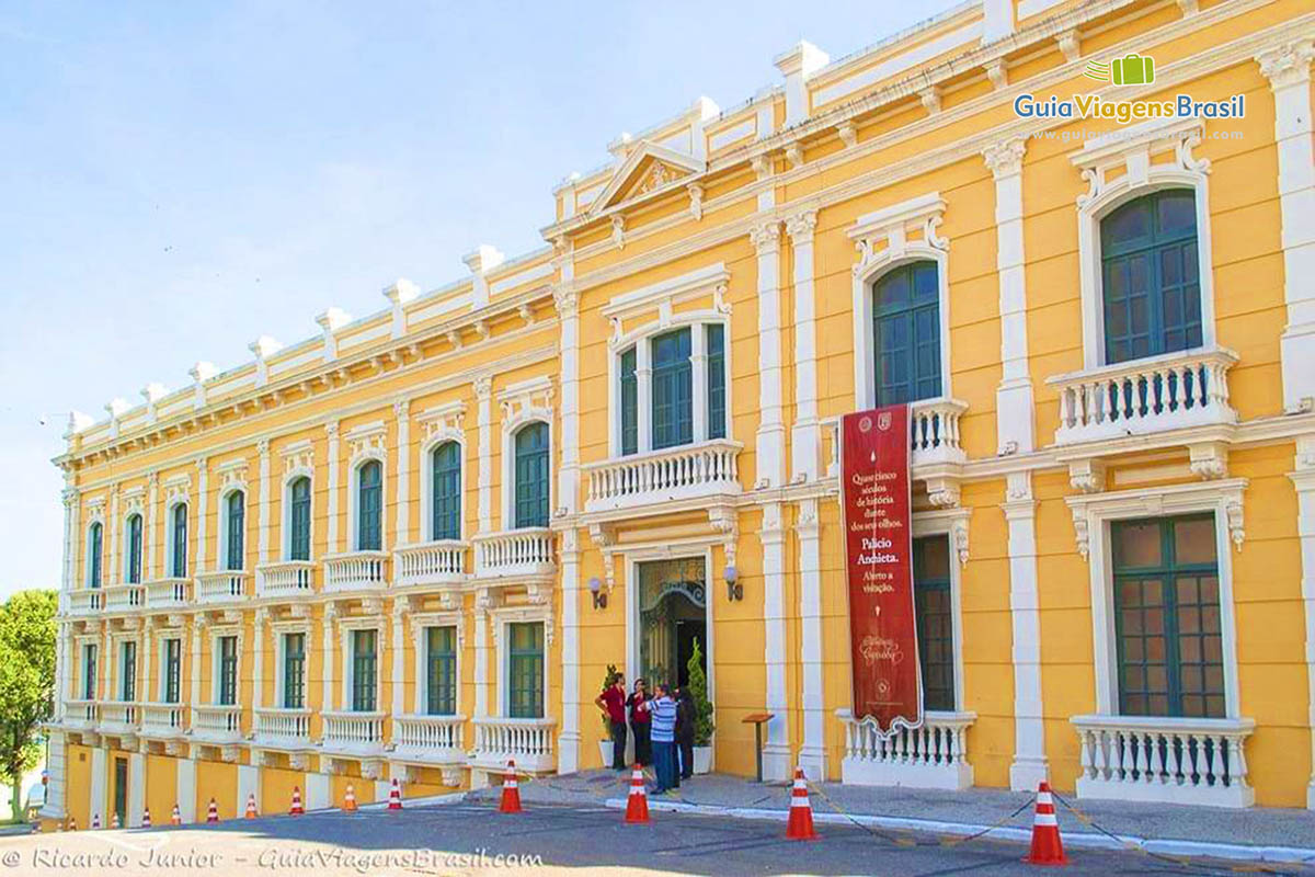 Imagem da fachada do Palácio Anchieta. 
