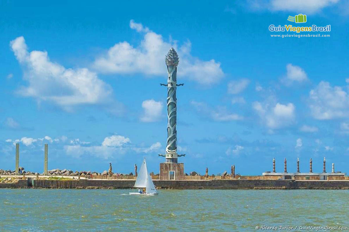 Imagem da obra de Francisco Brennand, a Coluna de Cristal fica no Parque das Esculturas no Recife Antigo.