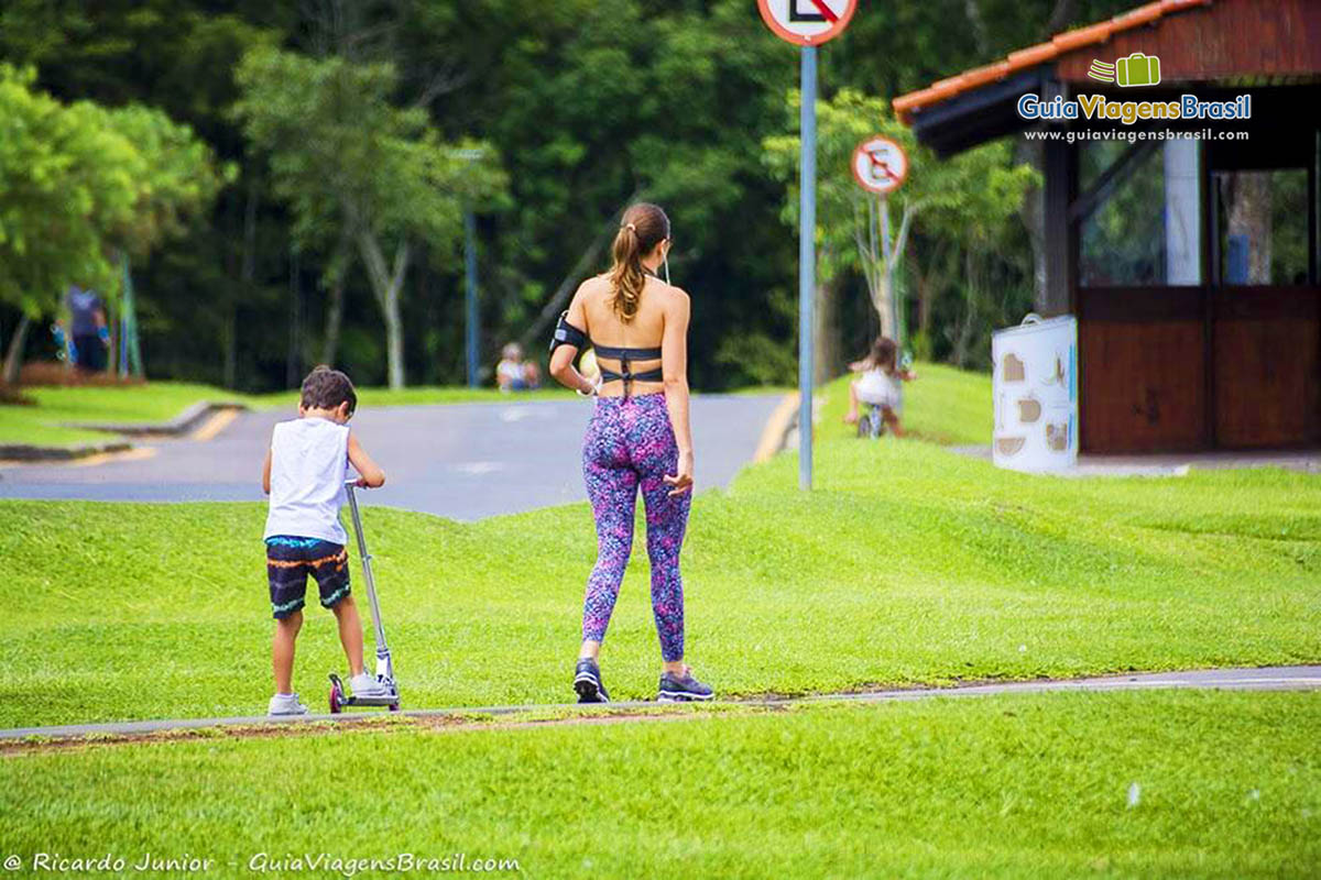 Imagem de mãe e filho se exercitando no Parque Birigui, em Curitiba.