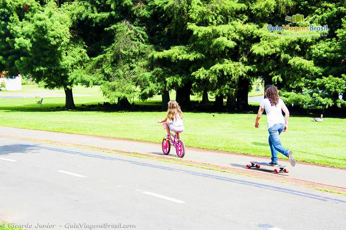 Imagem de criança andando de bicicleta no sossego do Parque Birigui.