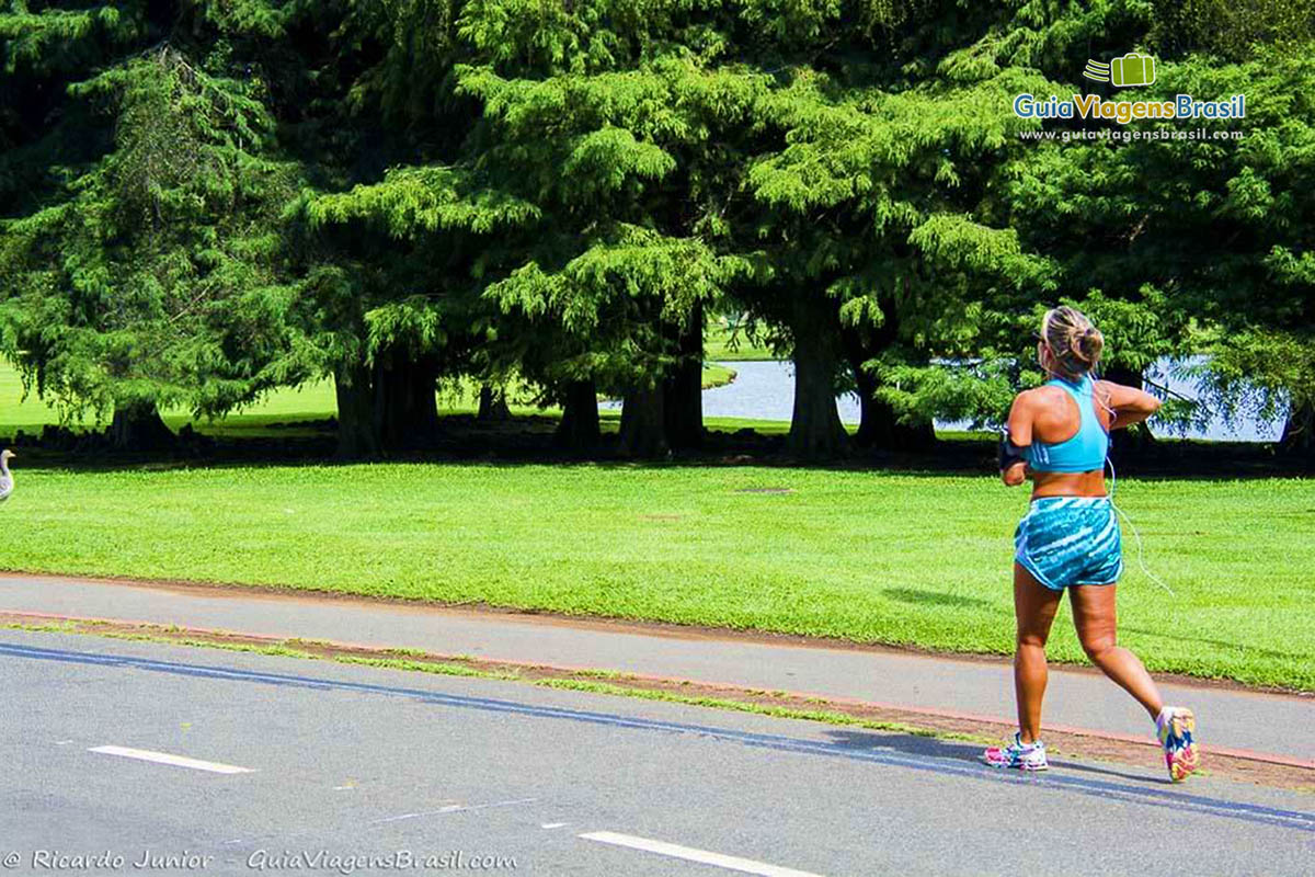 Imagem de mulher correndo na ciclovia do Parque.