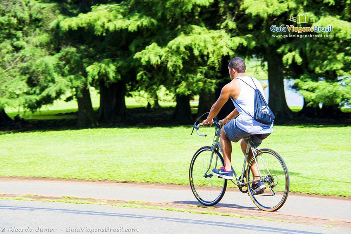 Imagem de rapaz andando de bicicleta, um dia ideal para exercícios, em Curitiba.