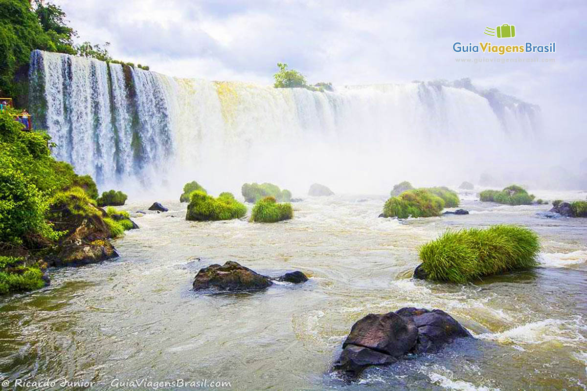 Imagem das belas quedas, natureza exuberante, em Foz do Iguaçu.