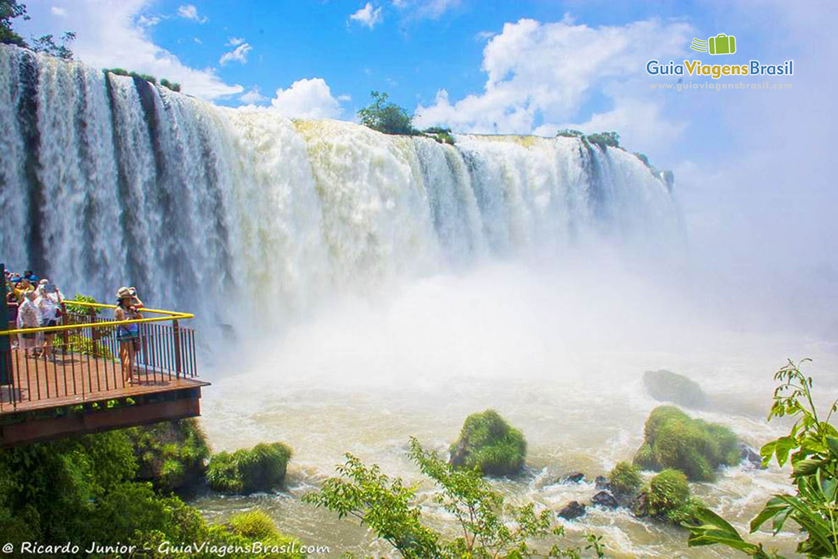 Imagem da força das águas, no Parque Nacional Iguaçu Brasil.