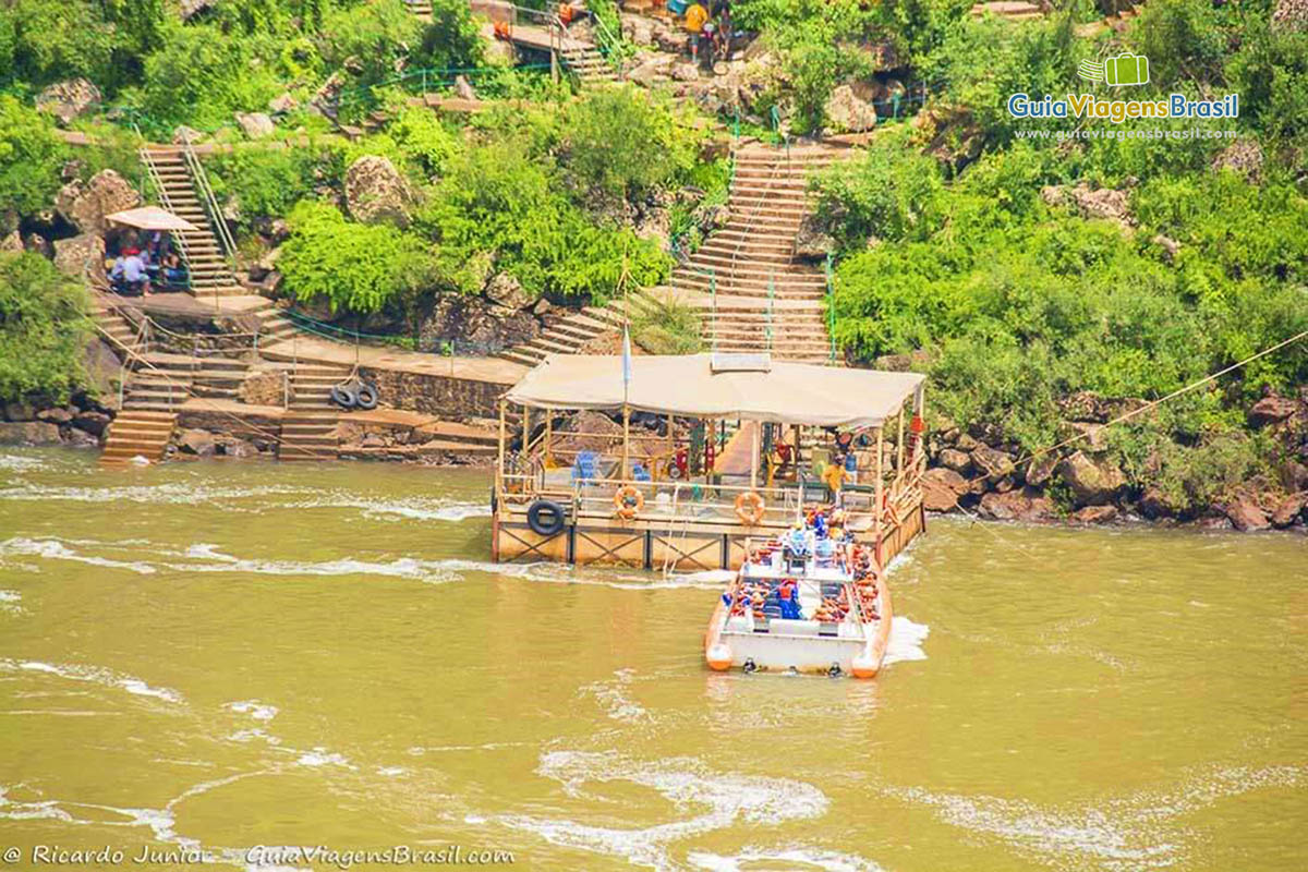 Imagem do bote saindo para passeio radical nas águas da Cataratas do Iguaçu