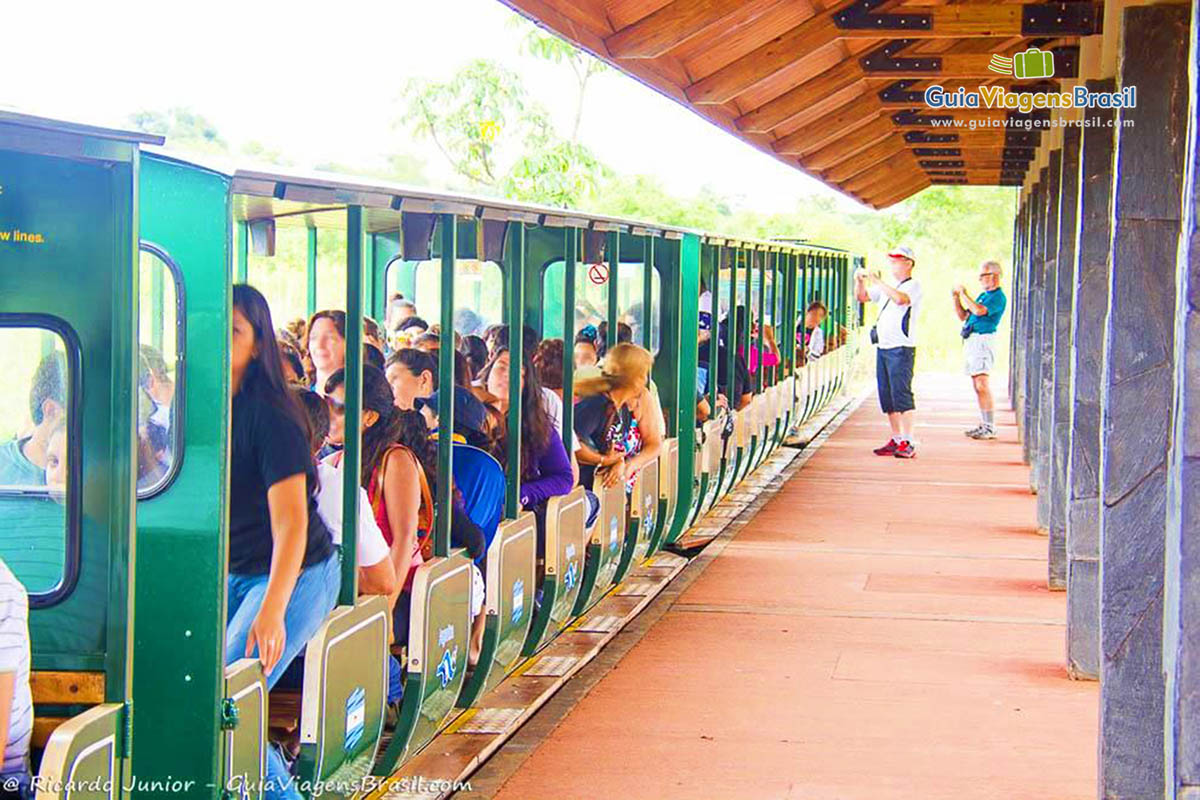 Imagem do trem na estação aguardando turistas se acomodarem para partir.