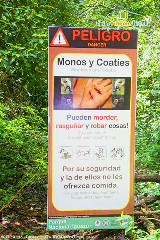 Imagem de placa que alerta os visitantes sobre perigo de alimentar os animais.
