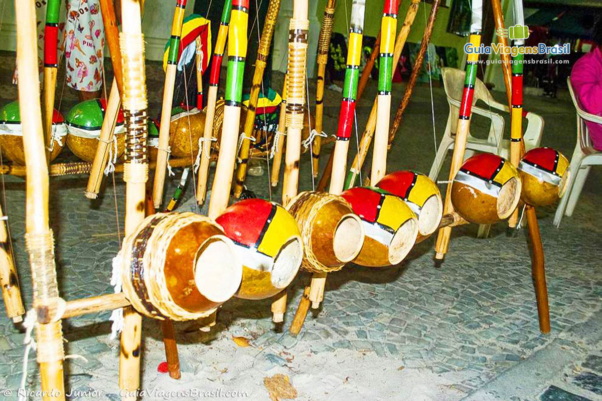 Imagem de berimbau que são vendidos aos turistas.