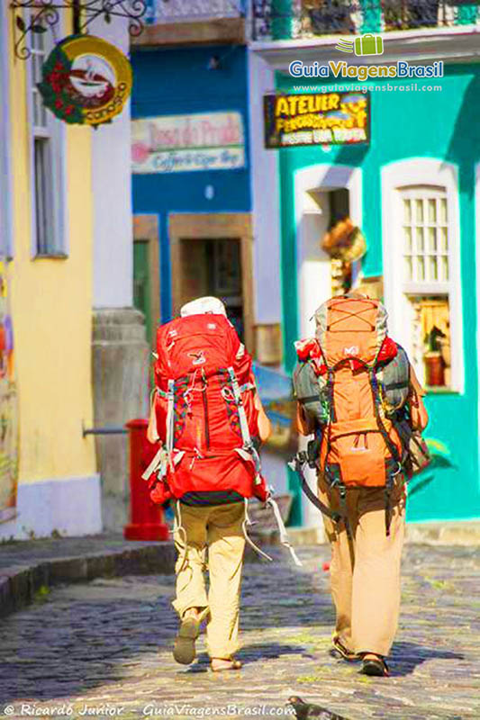 Imagem de turistas mochileiros na rua do Pelourinho, em Salvador.