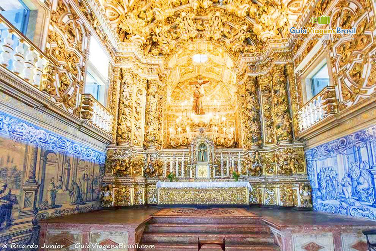imagem encantadora de todo o altar da igreja, no Pelourinho.