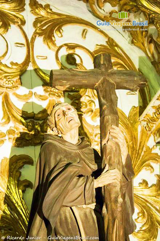 Imagem aproximada do santo, revelando bem a expressão de seu rosto, no altar da igreja.
