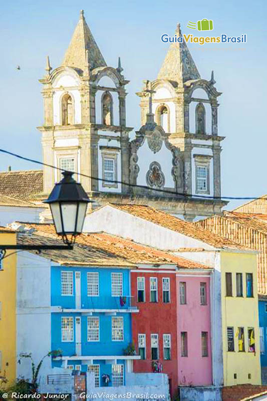 Imagem das fachadas coloridas e ao fundo o topo da igreja, no Pelourinho.