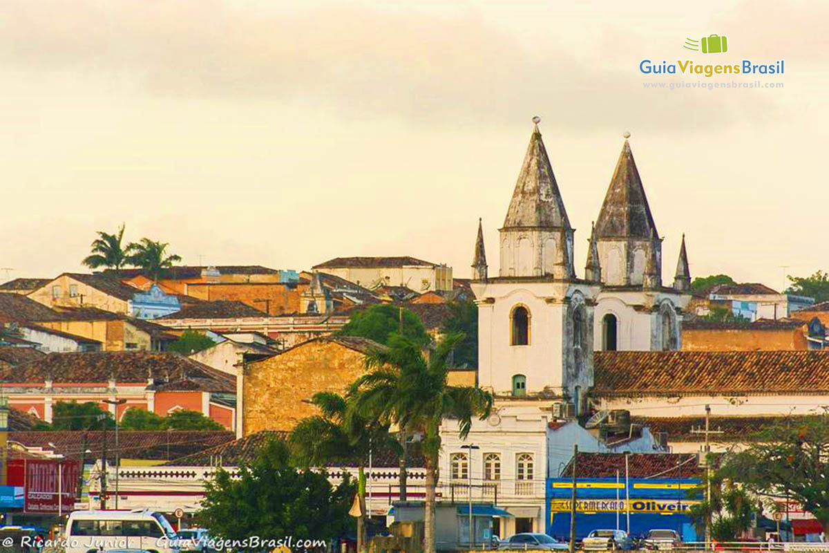 Imagem aérea da cidade e no centro as torres da igreja, em Penedo, Alagoas, Brasil.