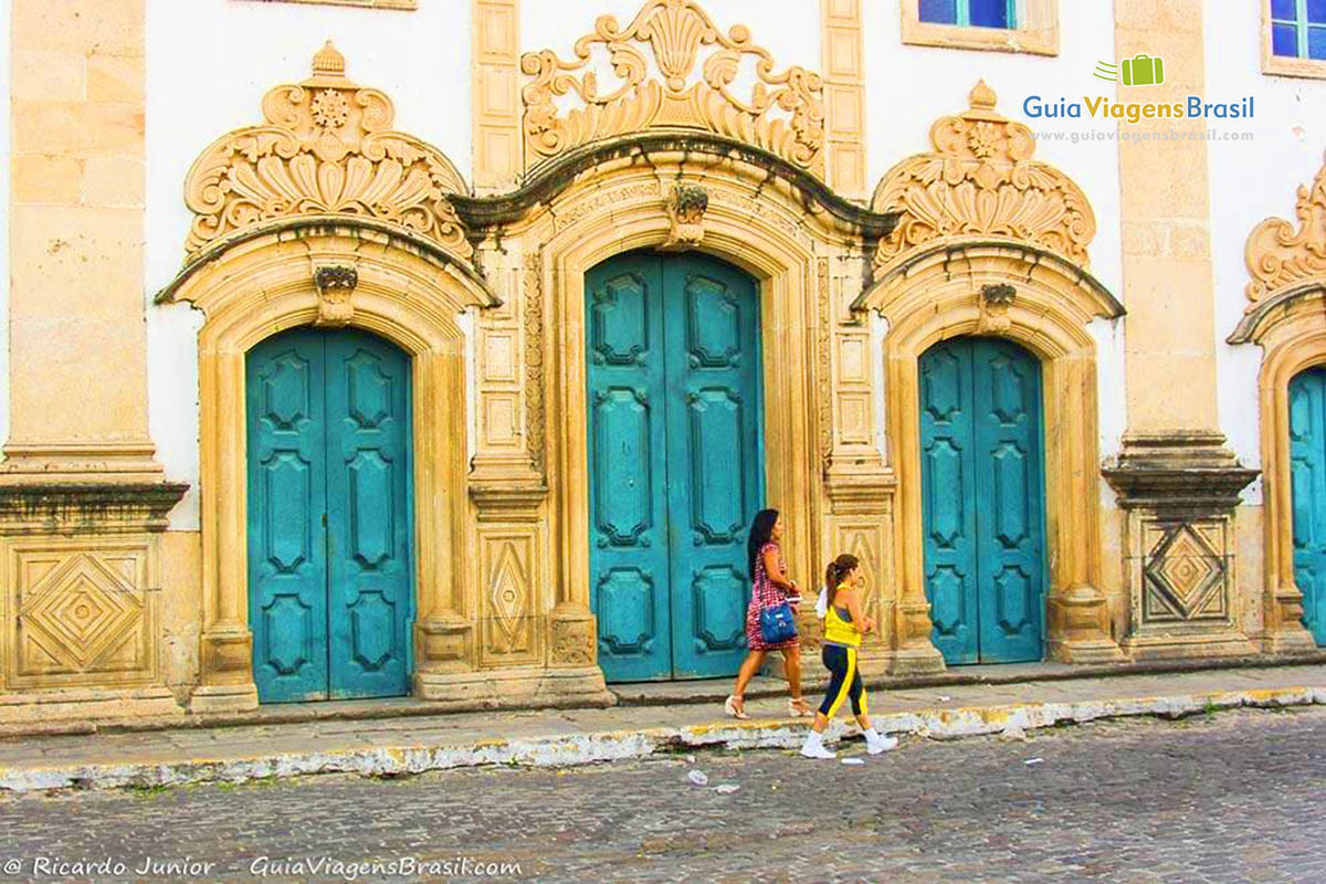 Imagem dos detalhes da porta da Igreja de São Gonçalo Garcia, em Penedo, Alagoas, Brasil.