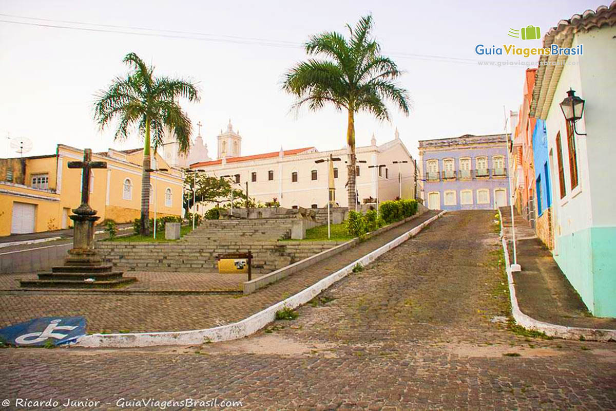 Imagem da praça que fica atrás de Igreja Matriz, em Penedo, Alagoas, Brasil.