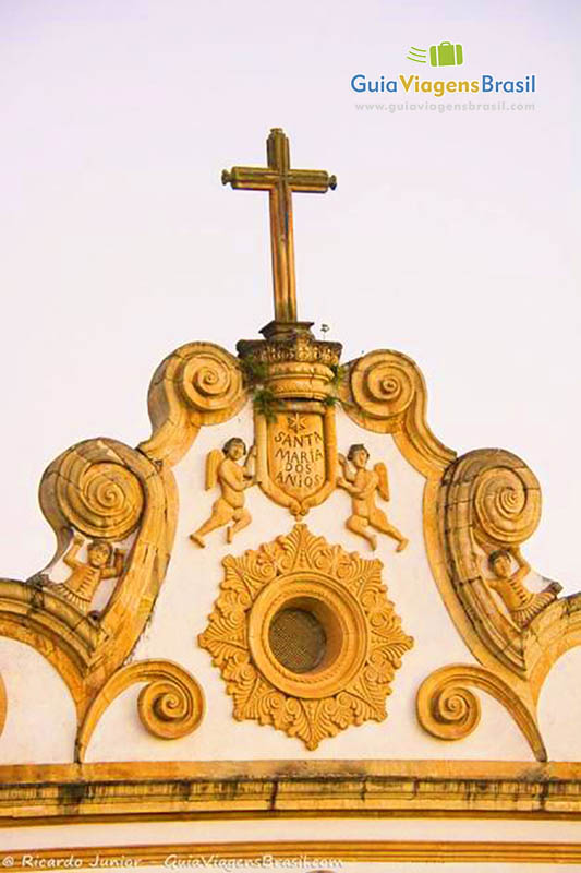 Imagem da arquitetura do alto do Convento Nossa Senhora dos Anjos, detalhes dos anjos, demonstrando sua época barroca, em Penedo, Alagoas, Brasil.