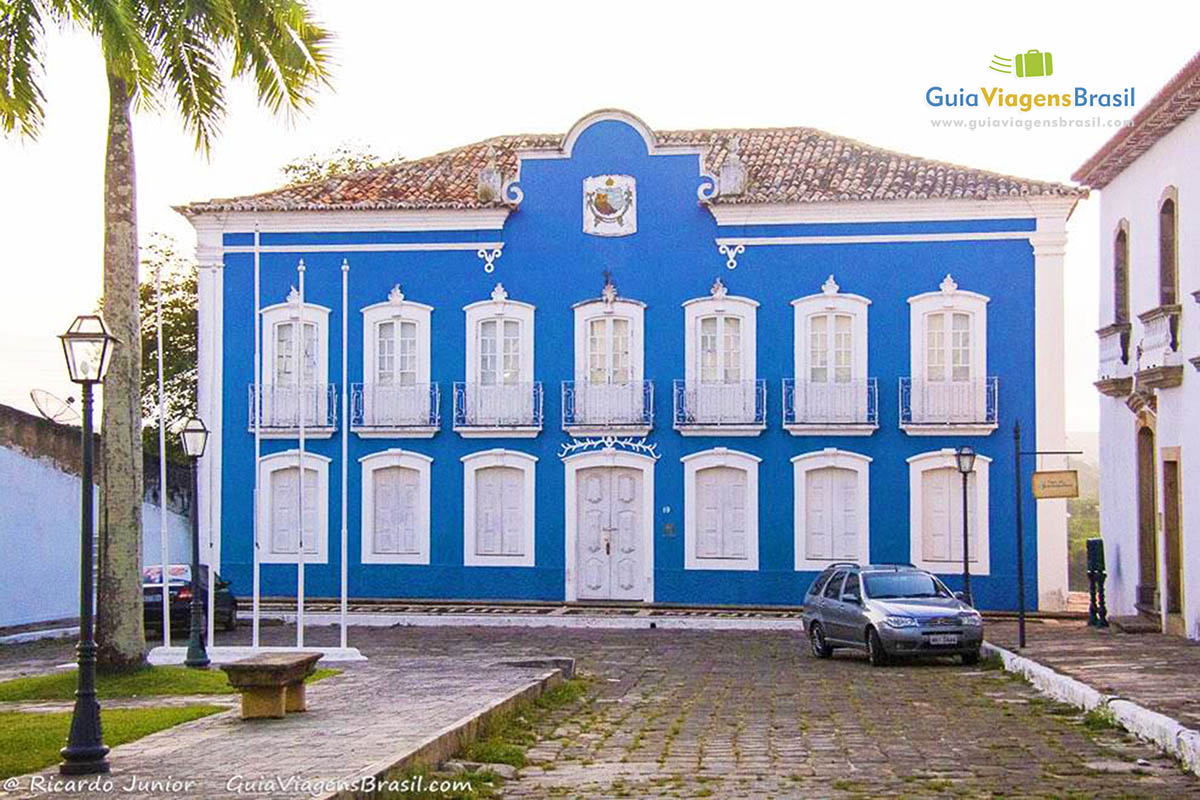 Imagem de construção histórica, situada na Praça Barão de Penedo: ponto turístico da cidade, em Penedo, Alagoas, Brasil.