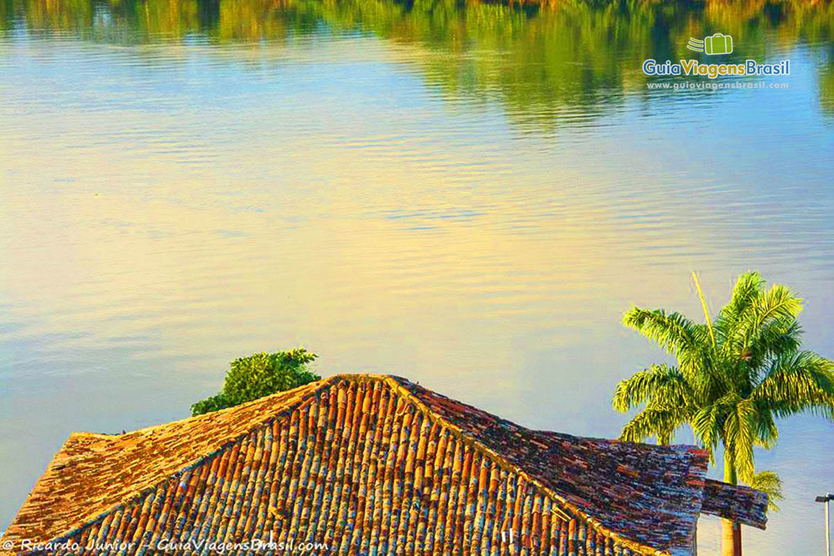 Imagem detalhes de telhado de um casarão e as águas do Rio São Francisco, em Penedo, Alagoas, Brasil.