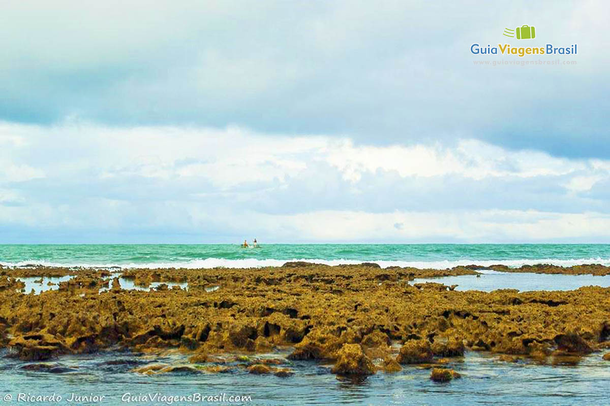 Arrecifes formam belas piscinas naturais da Praia do Toque, passeio ideal para casais e famílias.