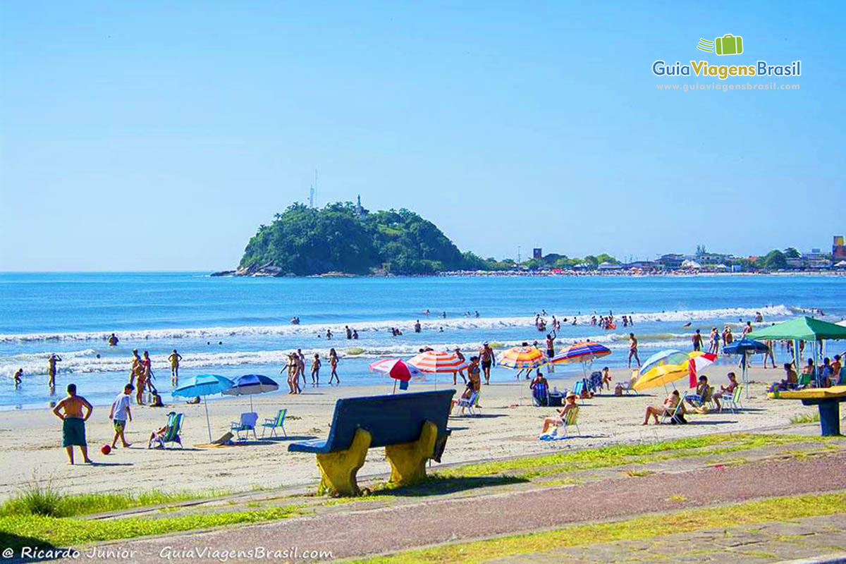 Imagem de um banco na orla da Praia Central de Guaratuba, pode sentar e curtir a linda paisagem, em Santa Catarina, Brasil.
