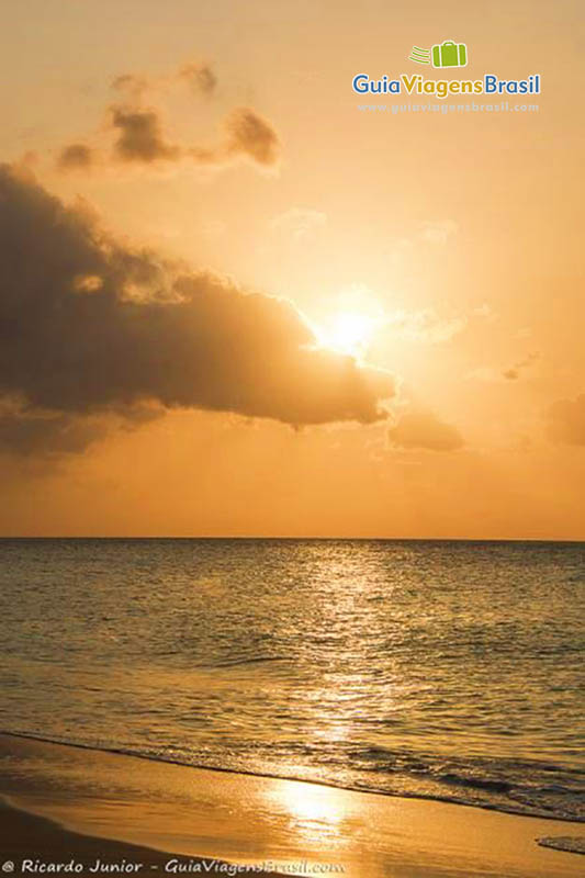Imagem da luz do sol refletindo no mar, na hora do pôr do sol, em Fernando de Noronha, Pernambuco, Brasil.