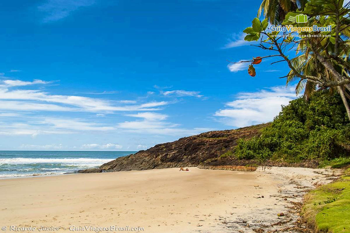 Imagem da ponta da Praia da Costa, em Itacaré.
