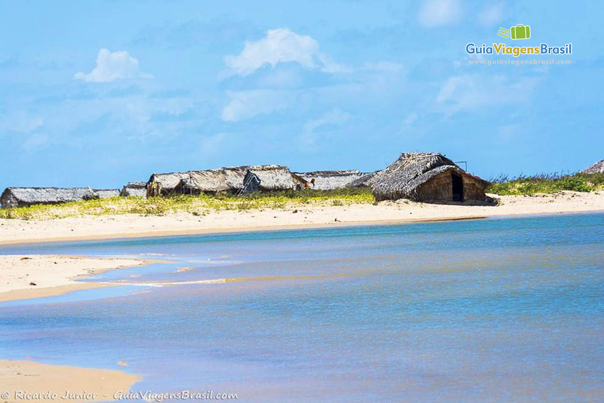 Imagem da praia paradisíaca a das casa de pescadores, casas rústicas como uma oca, Foz Rio São Francisco, em Alagoas, Brasil.