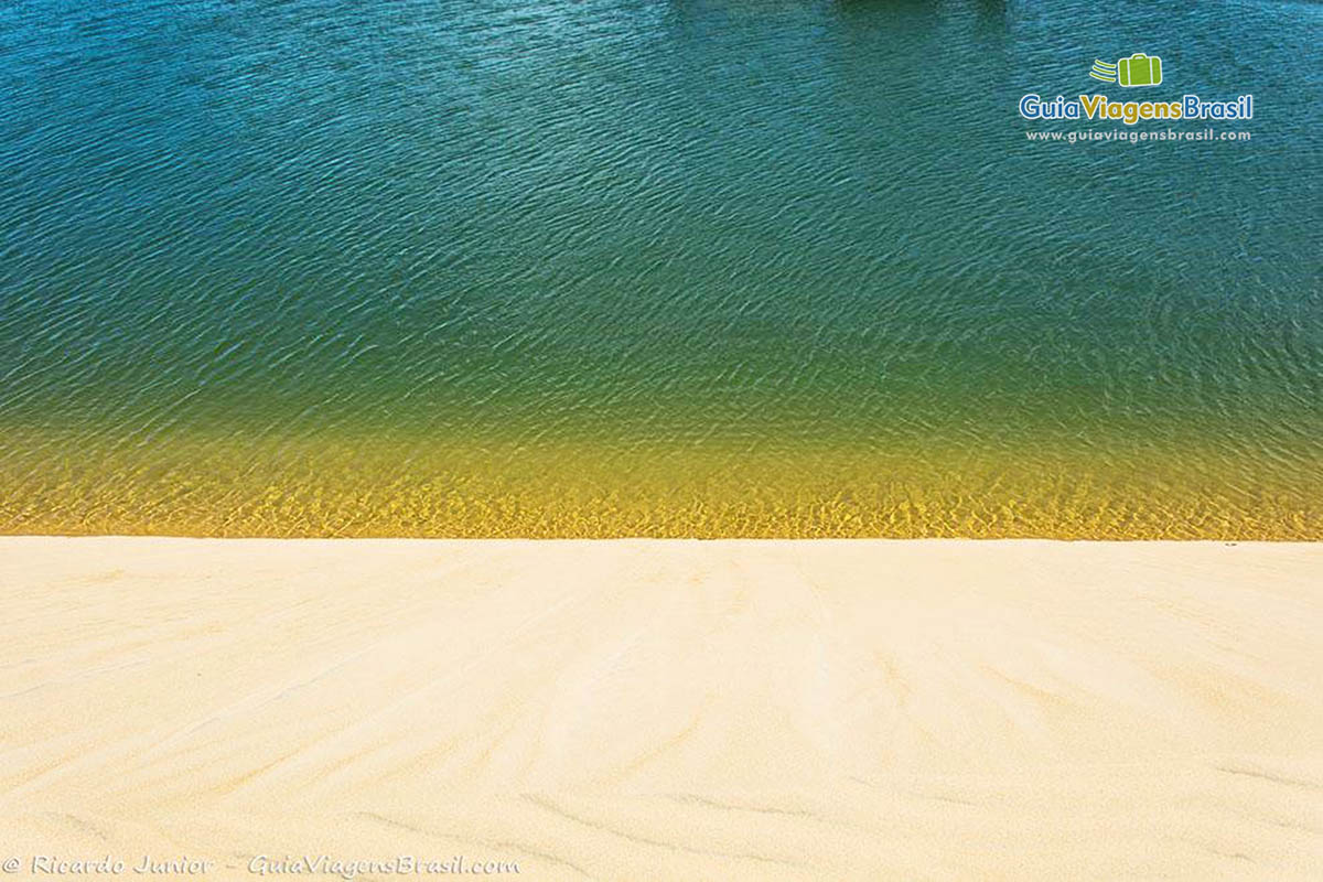 Imagem da piscina natural de Foz Rio São Francisco, em Alagoas, Brasil.