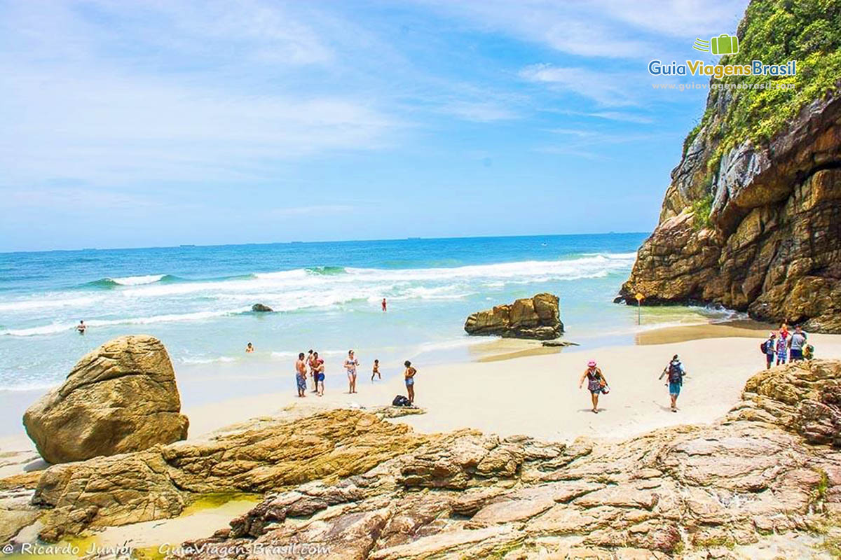 Imagem da Praia das Encantadas, especial por ter as rochas compondo a paisagem da praia, na Ilha do Mel, Paraná, Brasil.