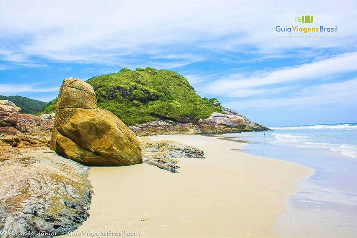 Imagem da Praia das Encantadas em direção a Gruta, na Ilha do Mel, Paraná, Brasil.