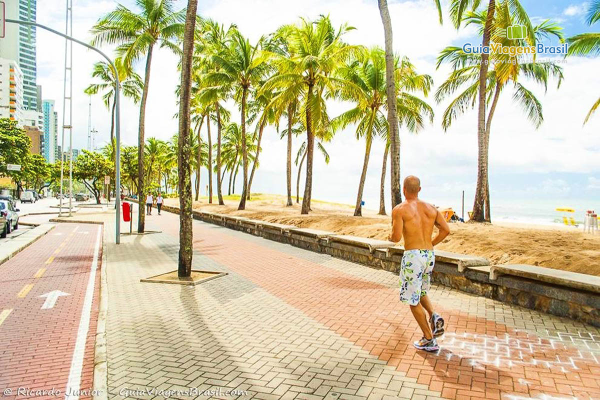 Imagem do calçadão da Praia de Boa Viagem, ótimo para caminhar ou correr.