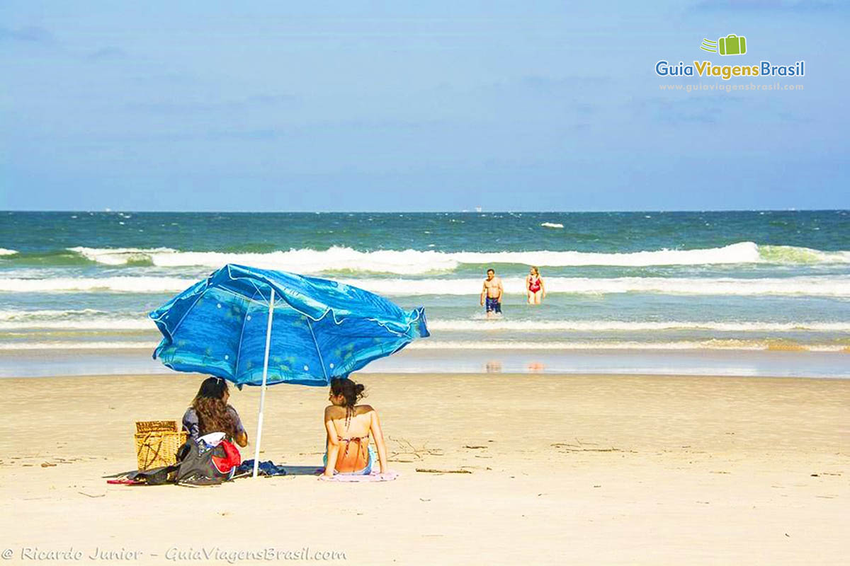 Imagem de uma tarde maravilhosa com duas amiga proseando nas areias da Praia de Fora, na Ilha do Mel, Paraná, Brasil.