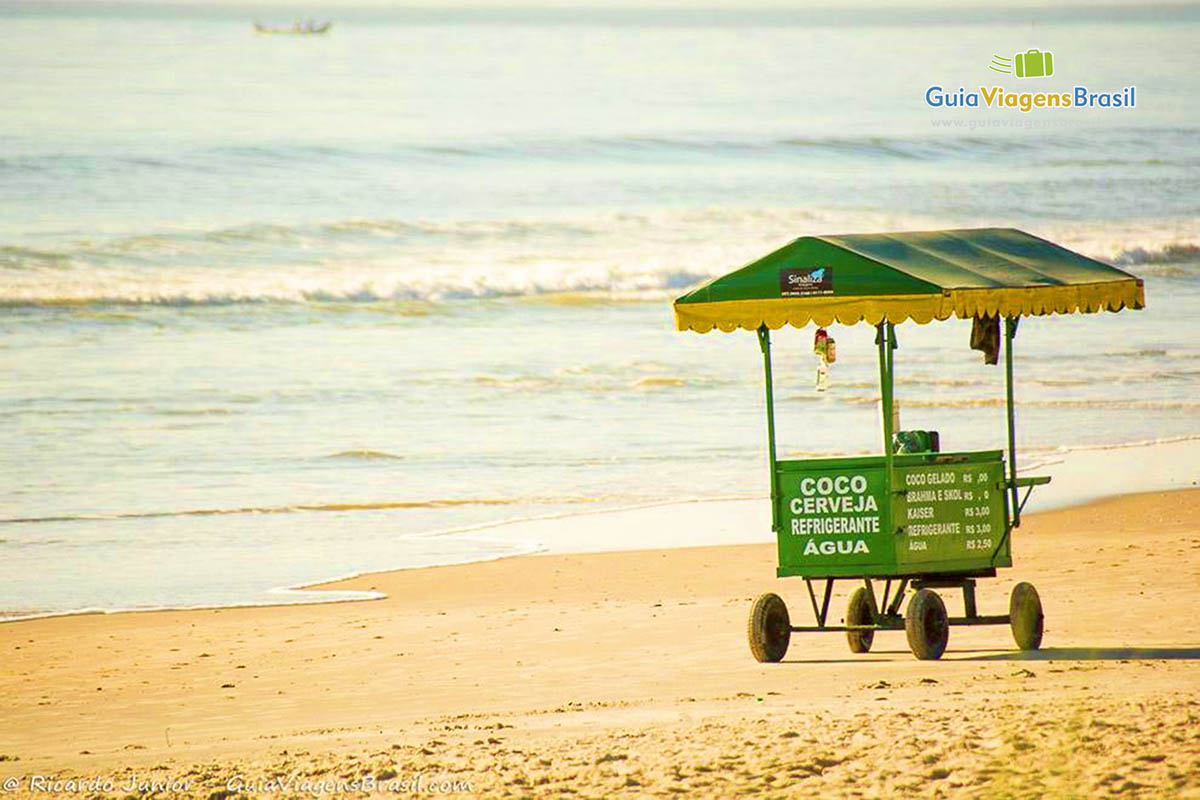 Imagem de um carrinho que vende coco, cerveja etc..., na Praia de Itapema no Norte, em Itapoá, Santa Catarina, Brasil