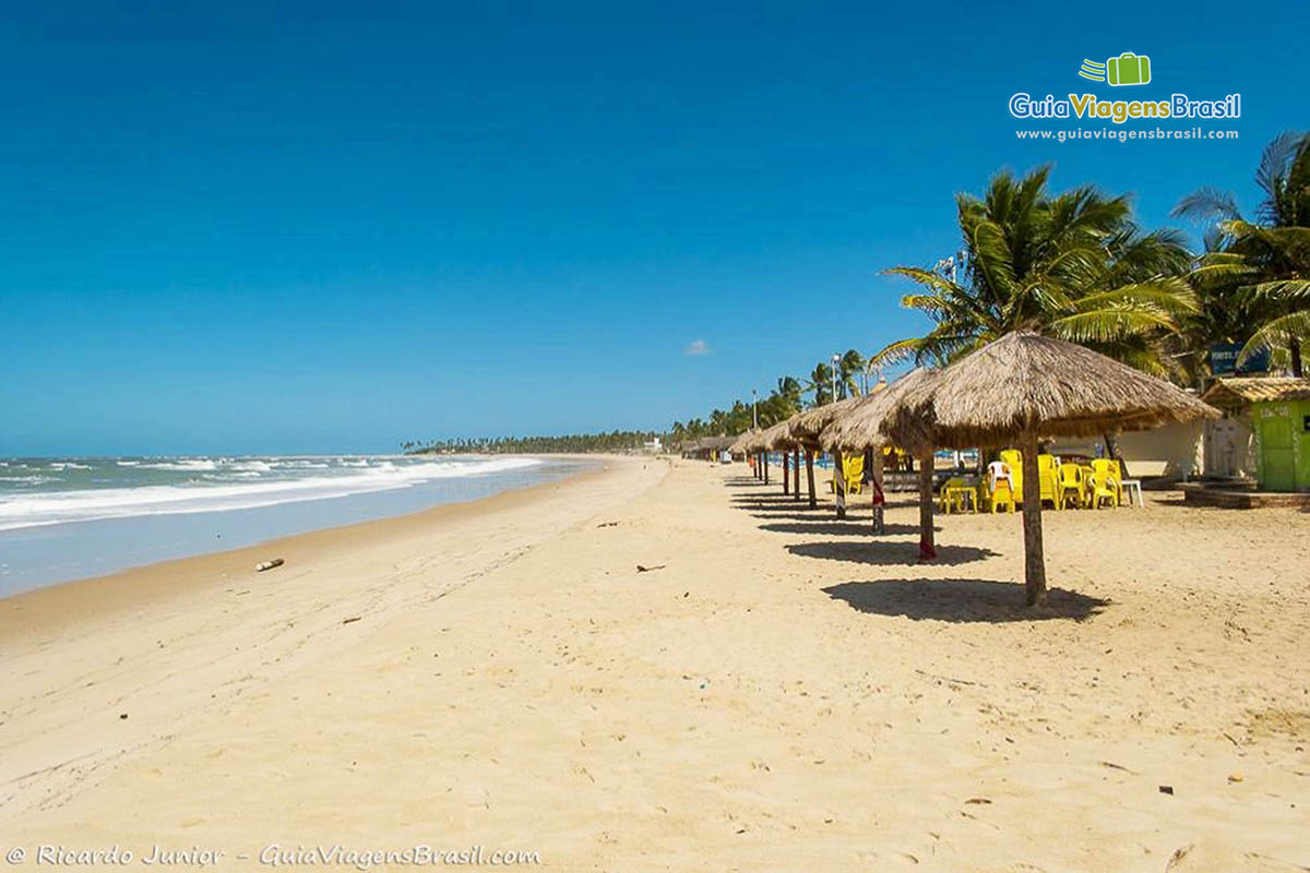 Imagem das barracas de sapê para melhor acomodar seus visitantes na Praia Maracaípe.