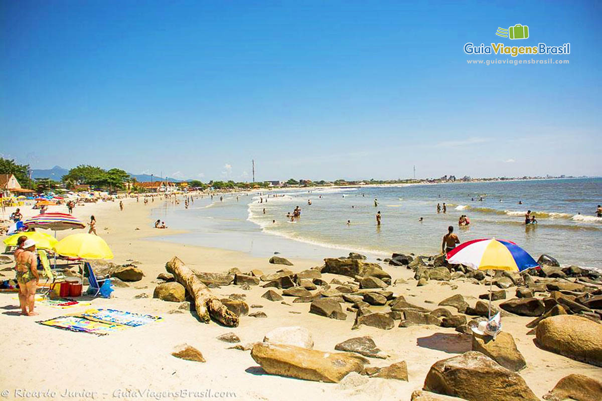 Imagem da Praia de Matinhos com um céu maravilhoso, em Santa Catarina, Brasil.